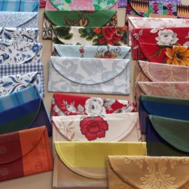 Des pochettes à masques en fabrication à l’atelier couture